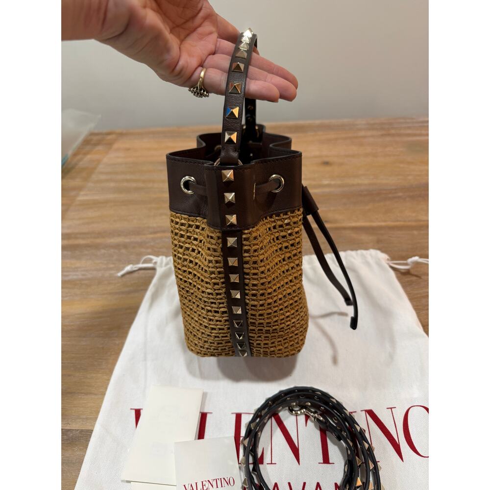 Valentino Garavani Rockstud Raffia Effect Bucket Bag Tobacco Cacao Crossbody - Picture 11 of 15